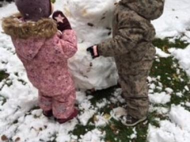 Børn bygger snemand